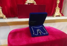 Rosarito nga halin kay Pope Francis, naka-display sa side altar sang Alimodian church