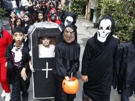 Simbahan Katolika: likawan ang pagsuksok sang makahaladlok nga costume bangud nagahatag ini sang kahigayunan para sa mga yawa nga makasulod sa isa ka tawo
