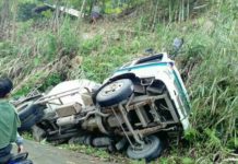 Sangka transit mixer, nahueog sa kanae sa kilid it karsada