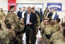 Biden, ginbisitahan ro US troops nga naka-deploy sa Poland ag nagbaton it humanitarian response briefing para sa Ukraine