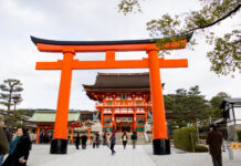 Shinto shrine sa japan, nagabaligya it anting anting agud nga indi masamad ro gadgets