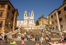 Turista, ginkasuhan matapos nga ginpaagi ro anang kotse sa sikat nga Spanish Steps sa Rome