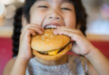 Daywang dag-on nga unga nga nagpasilabot sa cell phone it ina, aksidenteng naka-order online it 31 cheeseburgers!