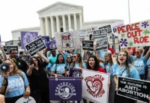 Waea-tuo nga protesta ginpatigayun sa pilang parte it Amerika matapos nga bue-on ro constitutional right it mga kababayin-an angot sa abortion
