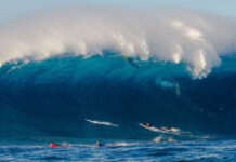 Higanteng mga swell waves, nagpang-eapaw sa mga two-storey townhouse sa Hawaii Island