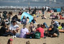 Bangud sa heatwave, pilang pumueoyo sa Scotland napilitan nga mag-uba ag mag-swimsuit sa sueod ag guwa it panimaeay