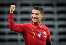 Football star Cristiano Ronaldo ginpasakaan it penalidad bangud sa pagsamad sa cellphone it sangka fan