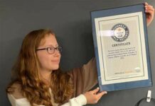 Sangka teen-ager nagsuksok it 22 nga medyas sa sangka siki sa sueod it 30 segundos nakahimo it Guinness record