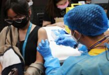 Padayun nga gina-engganyo it mga eksperto ro publiko nga magpabakuna kontra COVID-19