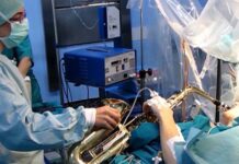 Pasyente sa sangka ospital sa Italy, nagpatukar it saxophone samtang gina-operahan sa utak!