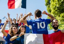Mga pumueoyo it France, nagahilinugyaw matapos nga nakasueod it uman sa finals it FIFA World Cup ro defending champion nga koponan