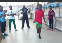 Sangka teenager halin sa Nigeria nag-skipping rope it 265 beses sa sueod it sang minuto gamit ro sangka siki