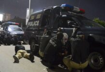 2 patay, 11 ninahan sa pagsukob it mga militants sa police headquarters sa Karachi, Pakistan