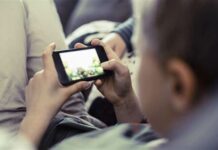 Unga nga nadakpan nga nagapueaw sa mobile games, ginpahampang it owa it pundo bilang penalidad