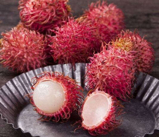 Busoe it rambutan, nagtubo sa tutunlan it 70-anyos nga eaeaki sa Malaysia