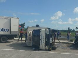 Delivery truck nga may kargang frozen products, natumba sa Diversion road nga sakop it Carugdog, Lezo