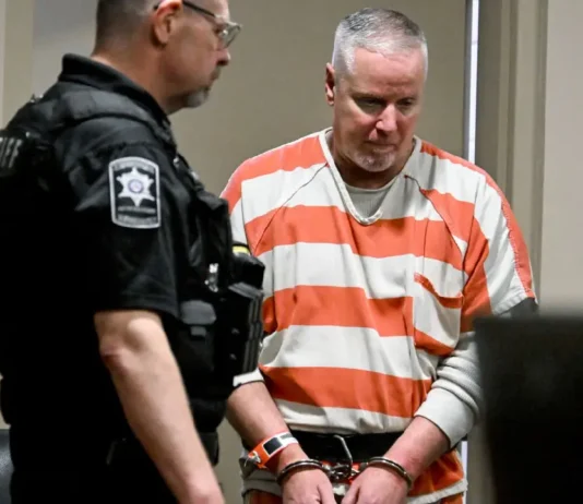 Ama ng school shooter sa Georgia, nasentensiyahan ng 15 taon matapos mapatunayang nagpabaya