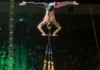 Circus performer halin sa Estados Unidos, nakarekord sang 185.80 ka kilo nga kabug-aton nga naalsa gamit lamang ang iya mga ngipon samtang nagabitay nga baliskad sa atubang sang live audience