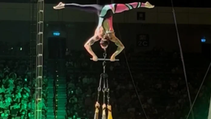 circus-performer-halin-estados-unidos-nakarekord-sang-18580-ka-kilo-nga-kabug-aton-nga-naalsa-gamit-lamang-iya-ngipon-samtang-nagabitay-nga-baliskad-atubang-sang-live-audience