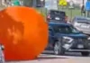 Dako nga inflatable pumpkin, nagligid-ligid sa dalan kag nangin bida sa traffic!