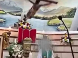 Pari sa Ecuador, napatay matapos mahulugan sang krus samtang nagamisa