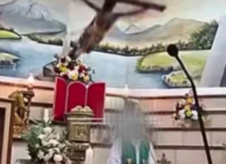 Pari sa Ecuador, napatay matapos mahulugan sang krus samtang nagamisa