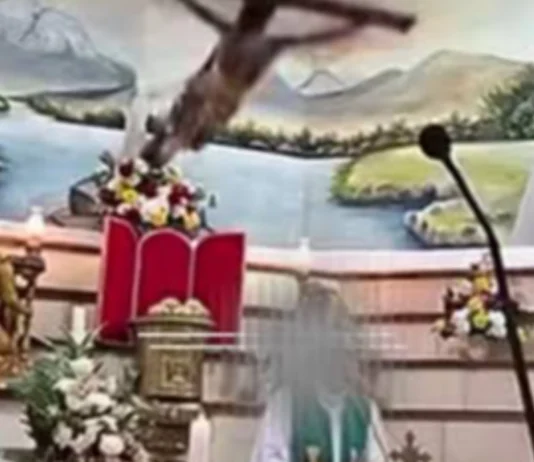 Pari sa Ecuador, napatay matapos mahulugan sang krus samtang nagamisa