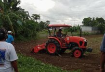 Tractor nga inpaay ti DAR iti sanjera iti Brgy. Nalasin, Paoay, maipagarop nga innala ti bise presidente ken sumagmamano a miembro