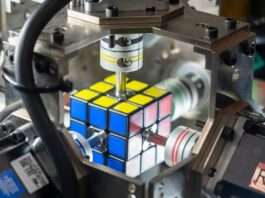 Robot a kabaelanna nga ag-solve ti rubik’s cube, nakaawat ti Guinness World Record