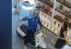 Maysa a delivery driver iti China, diretso a simrek iti maysa a luxury store; electric scooter, inserrekna pay