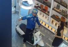 Maysa a delivery driver iti China, diretso a simrek iti maysa a luxury store; electric scooter, inserrekna pay