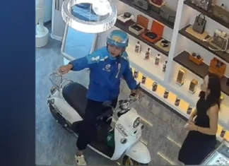 Maysa a delivery driver iti China, diretso a simrek iti maysa a luxury store; electric scooter, inserrekna pay