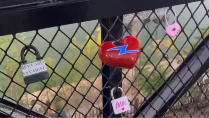 LOVE_LOCK_BRIDGE