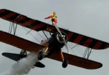 Agtawen ti 99 a babai, nagbalin a kataengan a wing walker iti lubong