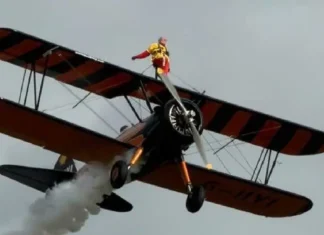 Agtawen ti 99 a babai, nagbalin a kataengan a wing walker iti lubong
