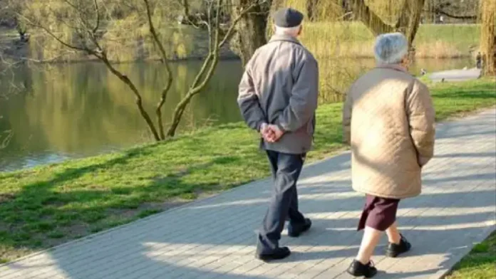OLD_PEOPLE_WALKING