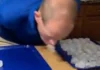 Lalaki iti Idaho, nakagun-od ti baro a Guinness World Record babaen ti panangiyakar na kadagiti ice cubes babaen ti ngiwatna