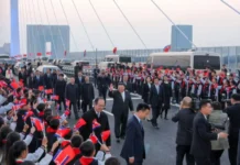 North Korean leader Kim Jong Un, linukatannan ti New Yalu River Bridge a mamagkonektar iti North Korea ken China para iti pannakaipatibker ti relasion iti dua a pagilian iti komersio
