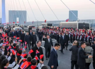 North Korean leader Kim Jong Un, linukatannan ti New Yalu River Bridge a mamagkonektar iti North Korea ken China para iti pannakaipatibker ti relasion iti dua a pagilian iti komersio