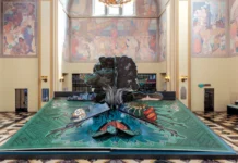 Kadakkelan a pop-up book iti lubong, nai-display iti Los Angeles library