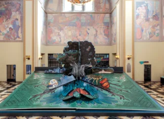 Kadakkelan a pop-up book iti lubong, nai-display iti Los Angeles library