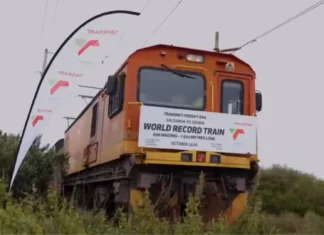 Record-breaking a freight train, pinaguyud na ti 696 a behikulo iti South Africa