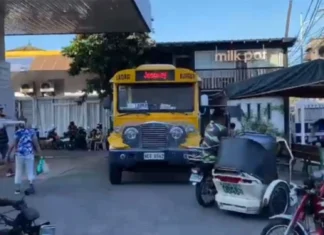 Maysa a jeepney driver iti Laoag-Burgos, inreklamona ti maysa modernized jeepney a naiparada iti asideg ti likoan iti pase ti Illanes Street ditoy suidad ti Laoag