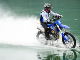 Modified motorcycle, tinaray na ti 25 a milya iti rabaw ti danom idiay China