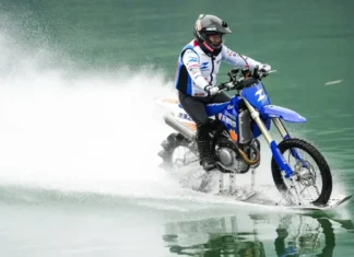 Modified motorcycle, tinaray na ti 25 a milya iti rabaw ti danom idiay China