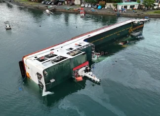 Safety cert ti nagbaliktad a barko iti Quezon, sinuspenso ti MARINA; oil spill containment booms, inkabil – PCG