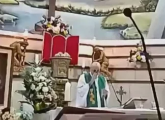 Maysa a padi natay kalpasan a natupakan ti krus kabayatan ti panangmisa na idiay Ecuador
