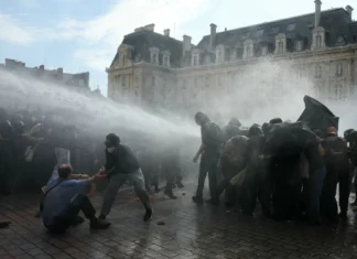 Pannakaipatungpal ti curfew iti sumagmamano a lugar idiay Paris, naiyalud-od