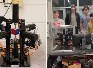 Engineering students idiay New Zealand, nagaramid ti robot a nangsolbar ti 4x4x4 Rubik’s cube iti uneg ti 9.8 seconds