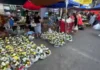 Naruay nga umili, nagturong ti merkado publiko iti siudad ti Laoag tapno gumatang ti sabsabong ken kakanin kas ti panagsagana iti Undas